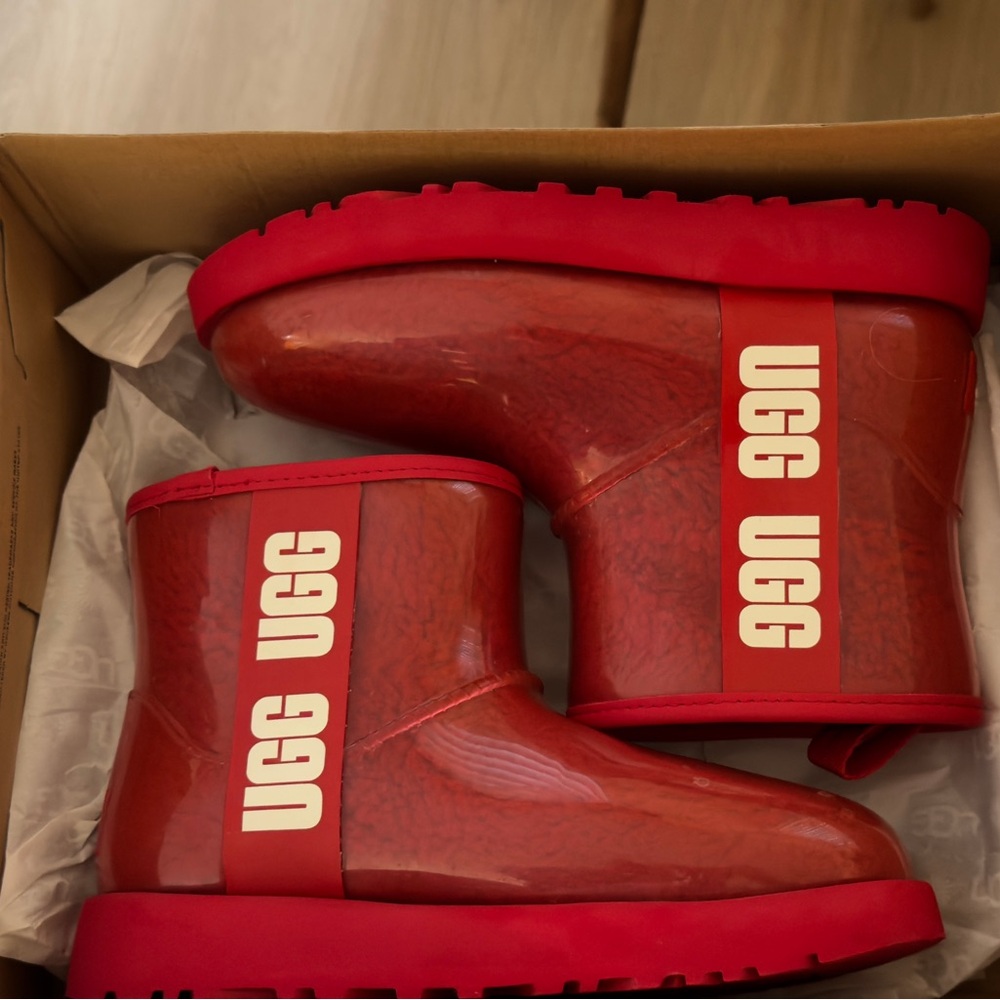 UGG Wmns Classic Mini boots.
NEW!!!!
